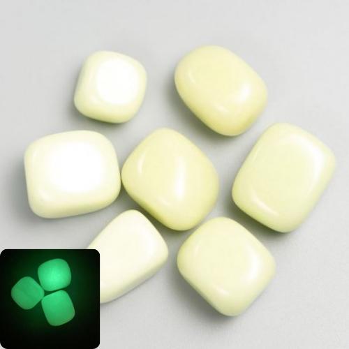 Natural Onyx that glows in the dark, tumbled 25×17mm (+-) packaged 100 g, green glow