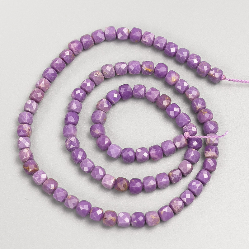 Phosphosiderite Beads, Faceted Cube-shaped, on Thread, 4–5 mm, 38 cm length