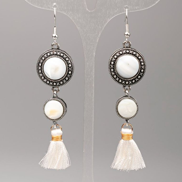 Earrings with Mother-of-P pearl, diameter 19.5mm ± and 12mm±, length 85mm ±