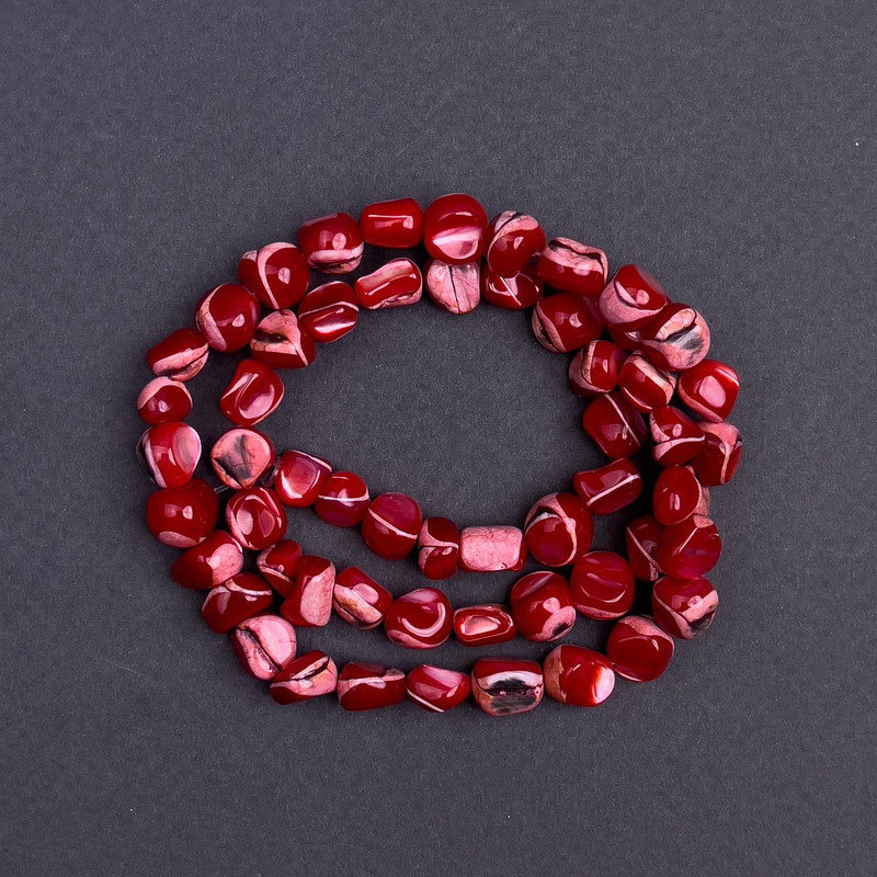 Red-toned Mother-of-Pearl Teardrop Beads, 8x6 mm, 41 cm string on thread