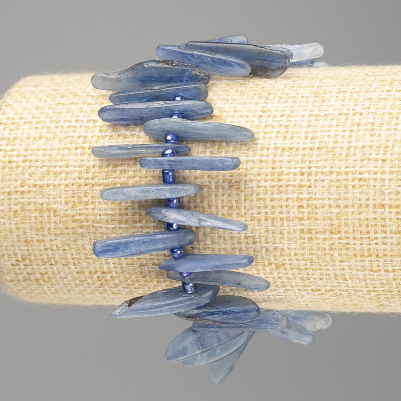 Kyanite bracelet with natural stone chips "Needle" on thread, diameter 28x2-10x2mm±, length 18cm with beads, diameter 3mm (stretch)