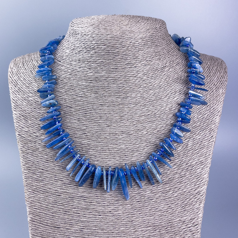 Necklace made of natural stone • Kyanite chips “needle”, diameter 28x2-10x2mm ± with seed beads, diameter 3mm, length 50cm +