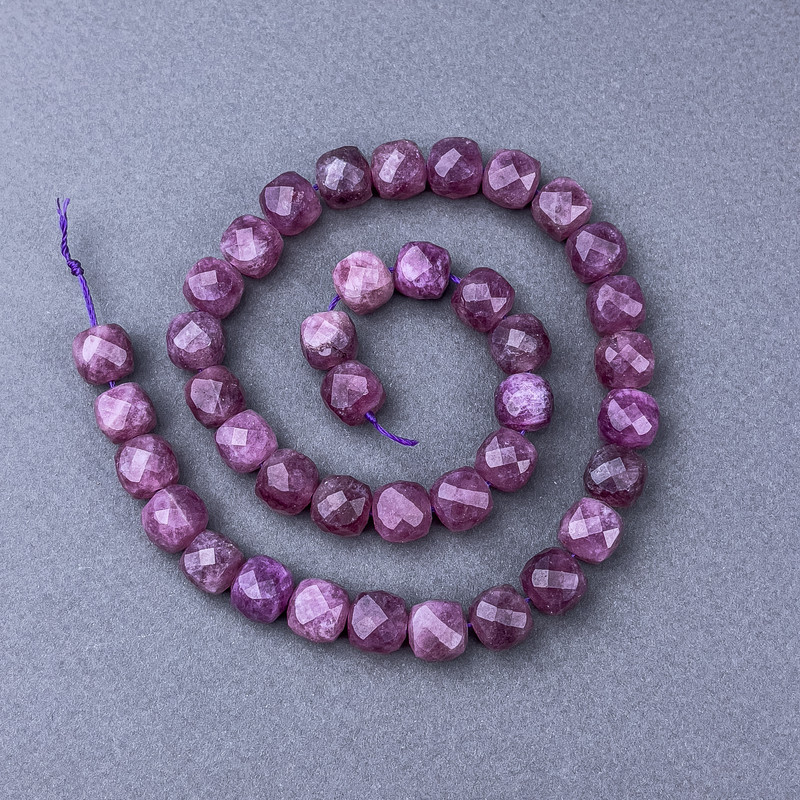 Garnet? Wait: Turmaline: Turmaline natural stone faceted cube beads on thread, diameter 9x9 mm, length 38cm