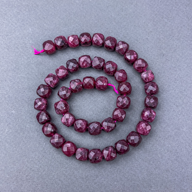 Rutile Ruby Turmaline Natural Stone Beads, faceted cube on a thread, diameter 9x9 mm, length 38 cm
