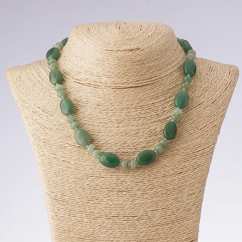 Necklace of natural Jade, oval and “disc” shapes, length 45cm, bead sizes 13x18mm and 8mm