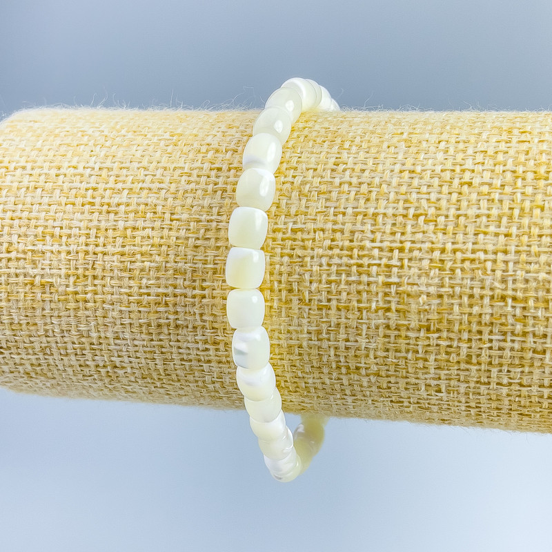 Bracelet Mother-of-P pearl barrel shape, diameter 6x6mm ±, length 18cm (stretch)