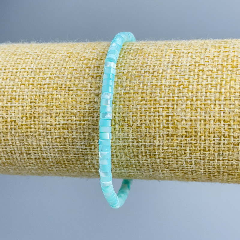 Bracelet Mother-of-P pearl, tinted blue disc, diameter 4×2mm +-, length 18cm (stretch)