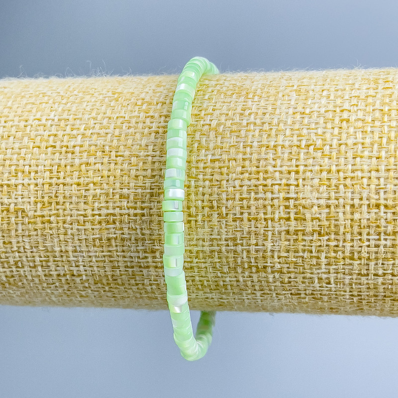 Bracelet with Turquoise-like light green toned mother-of-pearl disc, diameter 4x2mm, length 18cm (stretch)