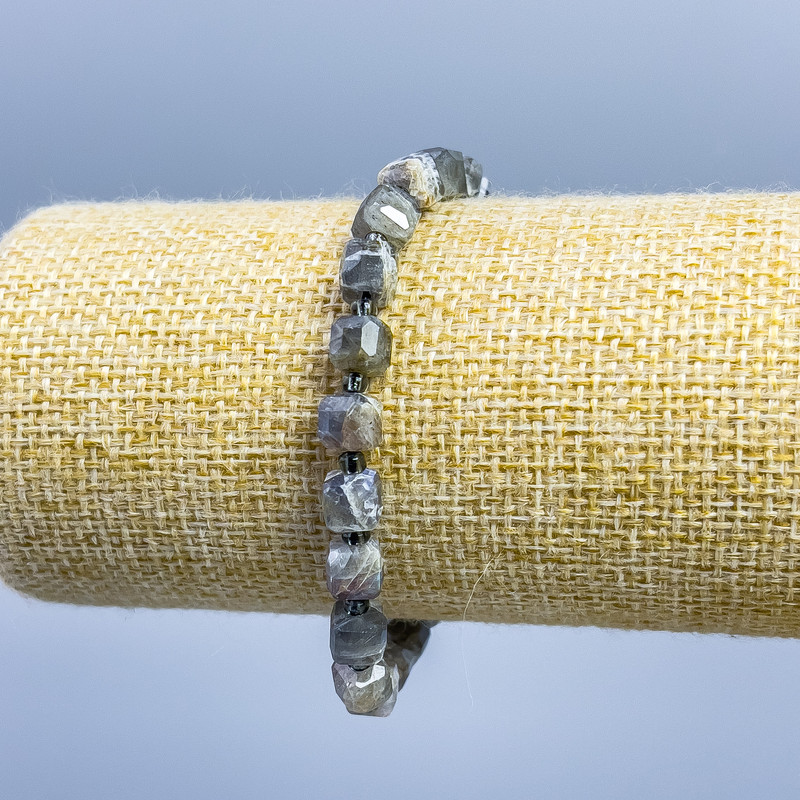 Bracelet Labradorite natural stone faceted cube, diameter 6x6mm± with 2mm+ seed beads, length 18cm (stretch)