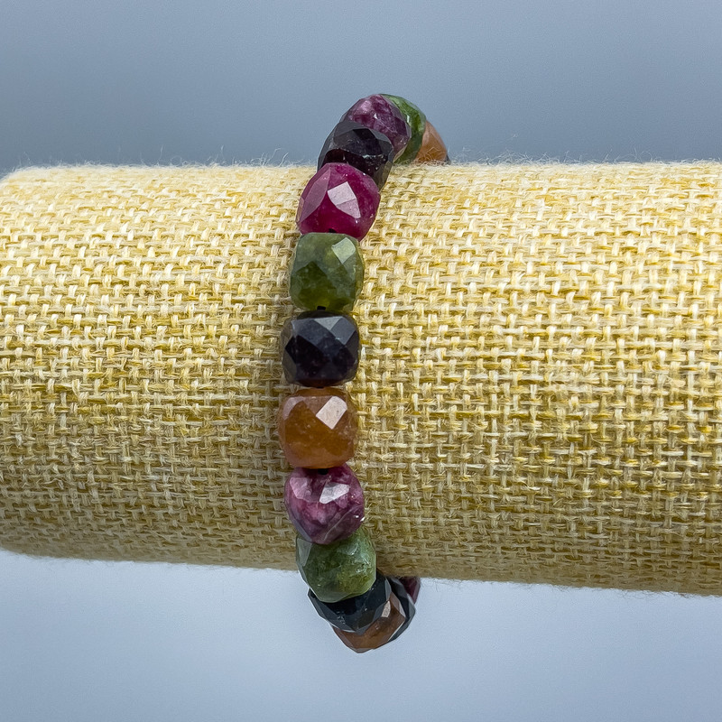 Bracelet Turquoise? Wait careful: turmalin—turmaline is a mineral. In English: Bracelet Turmaline natural stone faceted cube, diameter 9x9mm ±, length 18cm (stretch)