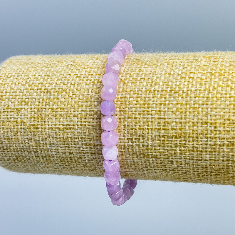 Kunzite Bracelet with Natural Stone, Faceted Cubes, 5.5mm diameter, 18 cm (stretch)