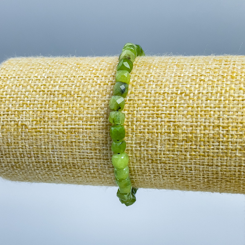 Bracelet Canadian Jadeite natural stone faceted cube, diameter 5x5mm±, length 18cm (stretch)