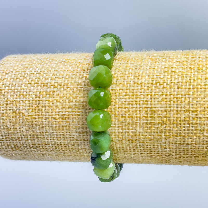 Bracelet, Canadian Jadeite, natural faceted cube beads, diameter 9x9mm ±, length 18cm (stretch)