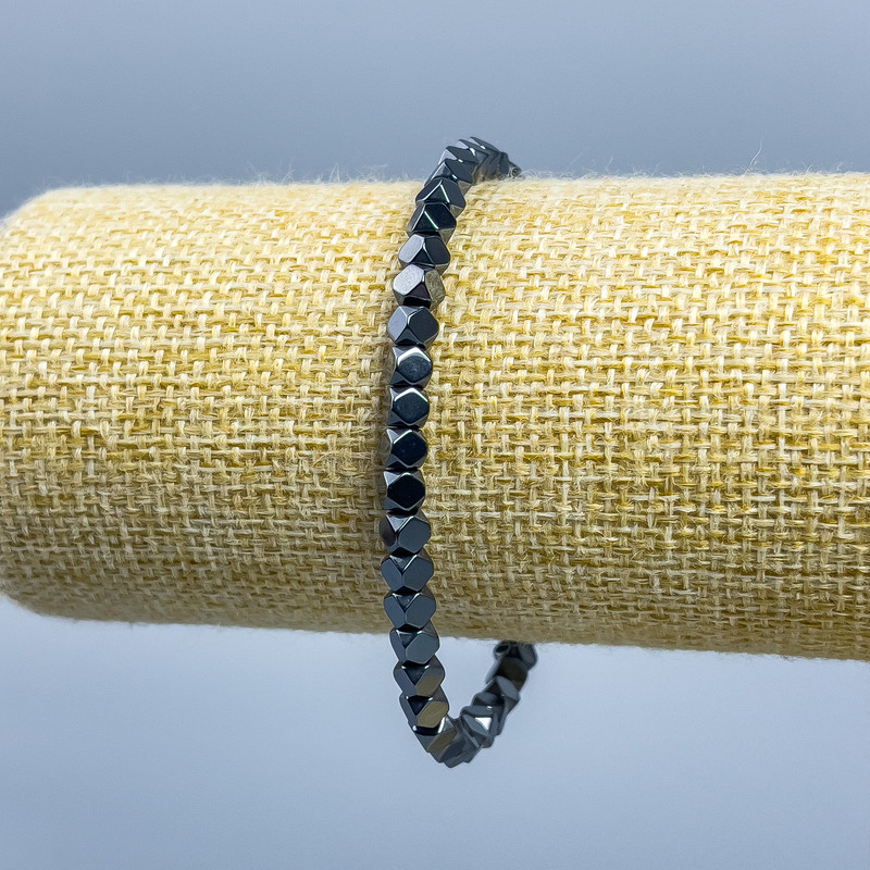 Hematite Cube Bracelet, diameter 4×4 mm ±, length 18 cm (stretch)