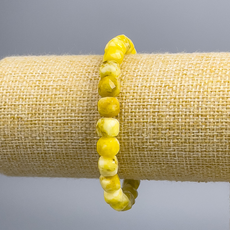 Jadeite Yellow Bracelet with Garnet-cut Cubes, 7.5x7.5 mm, diameter 7.5x7.5 mm, length 18 cm (stretch)
