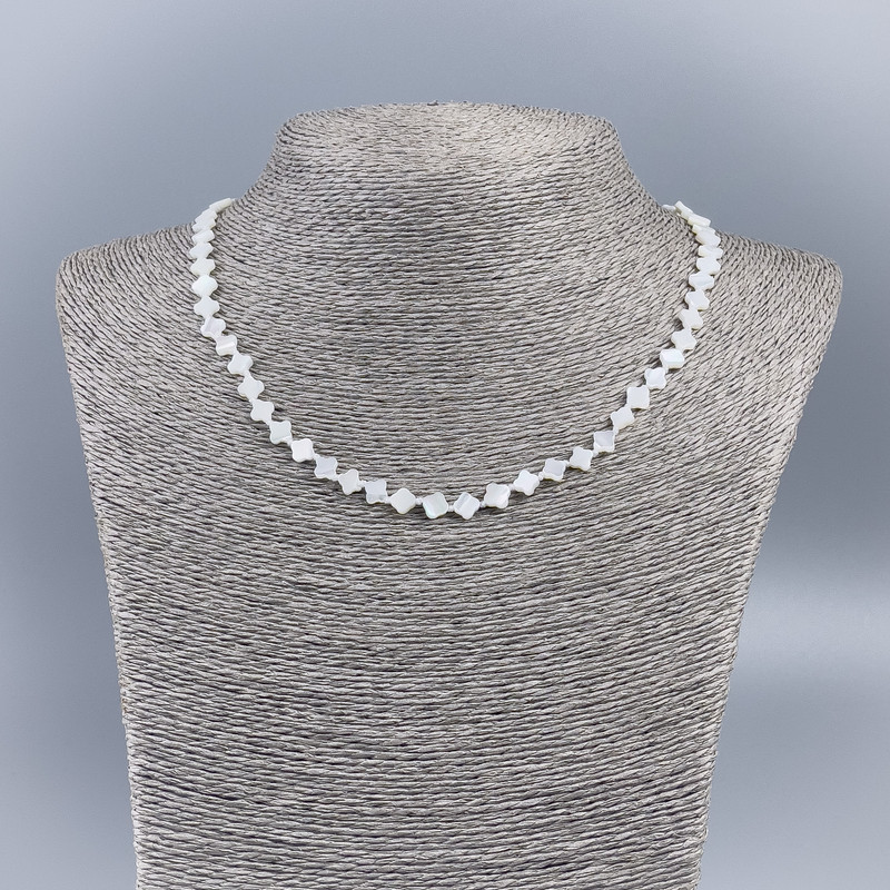 Necklace of natural white mother-of-pearl clover, diameter 6x5x2mm+-, length 50cm+