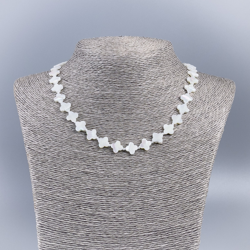 Necklace made of natural white mother-of-pearl in a shamrock shape, diameter 8x10x2mm±, length 50cm±