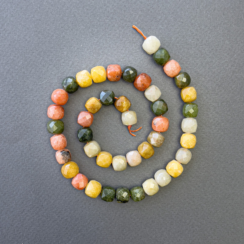 Assorted Beads of Natural Stone, Faceted Cube Beads, 9x9 mm diameter, 39 cm length on a thread
