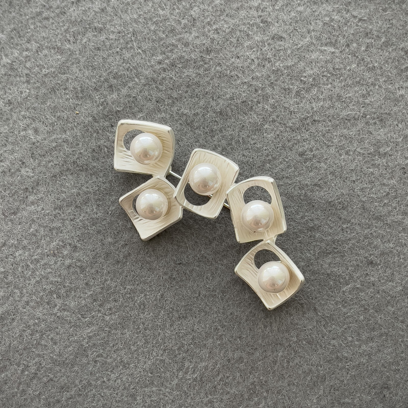 Brooch Accent with white pearls, silver metal 62x37mm +