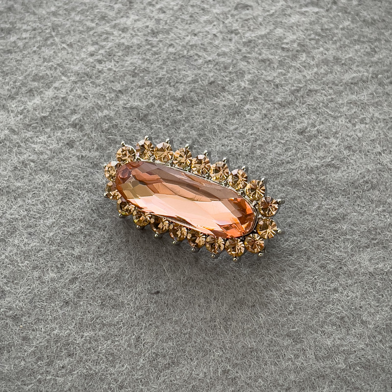 Brooch Accent with Pink Crystal and Pink Rhinestones on Gold-Tone Metal 36×18 mm +