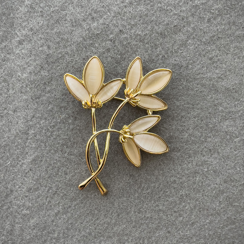 Brooch Flower White Cat's Eye Golden Metal 58x49 mm+