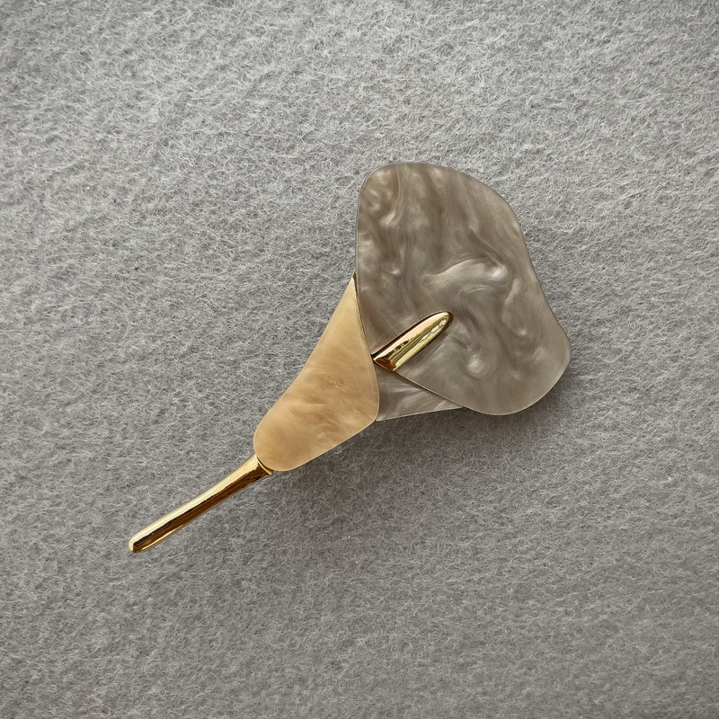 Brooch 'Calla Flower' gray and white mother-of-pearl gold-tone metal 76×44 mm+