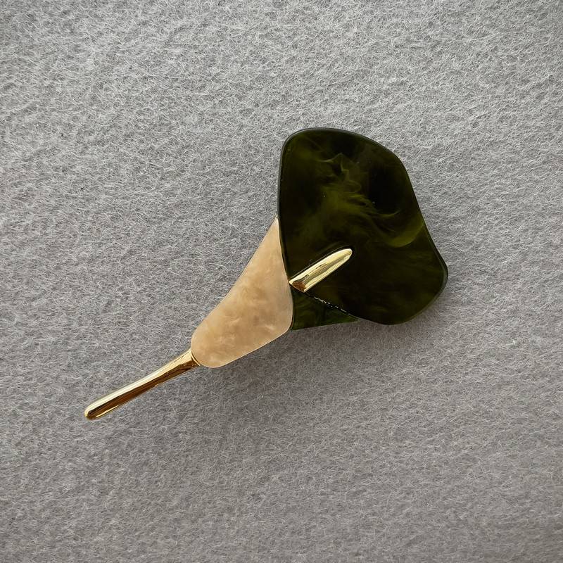 Brooch Flower of Kalì (Cali) with pearl-like mother-of-pearl and golden metal 76×44 mm+
