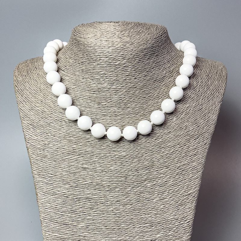 Necklace Agate White (raw) smooth beads, diameter 12mm+-, length 48cm+-
