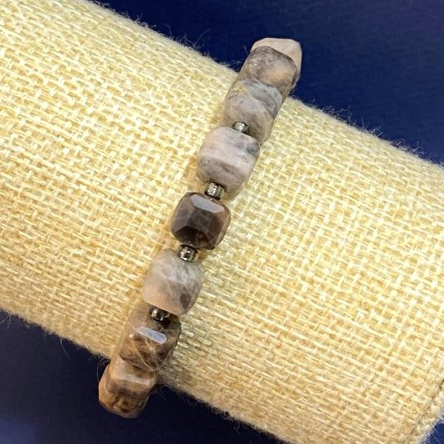 Bracelet Sunstone Natural Stone Faceted Cube Beads, 8mm dia., 18cm length (stretch) with seed beads