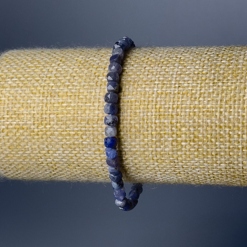 Iolite Bracelet, natural stone, faceted cube, diameter 4 mm ±, length 18 cm (stretch)