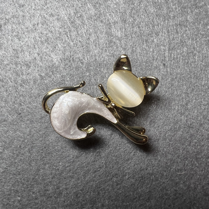 Brooch Cat White Cat's Eye Pearl, White Pearlescent, Gold-tone Metal 28x23mm