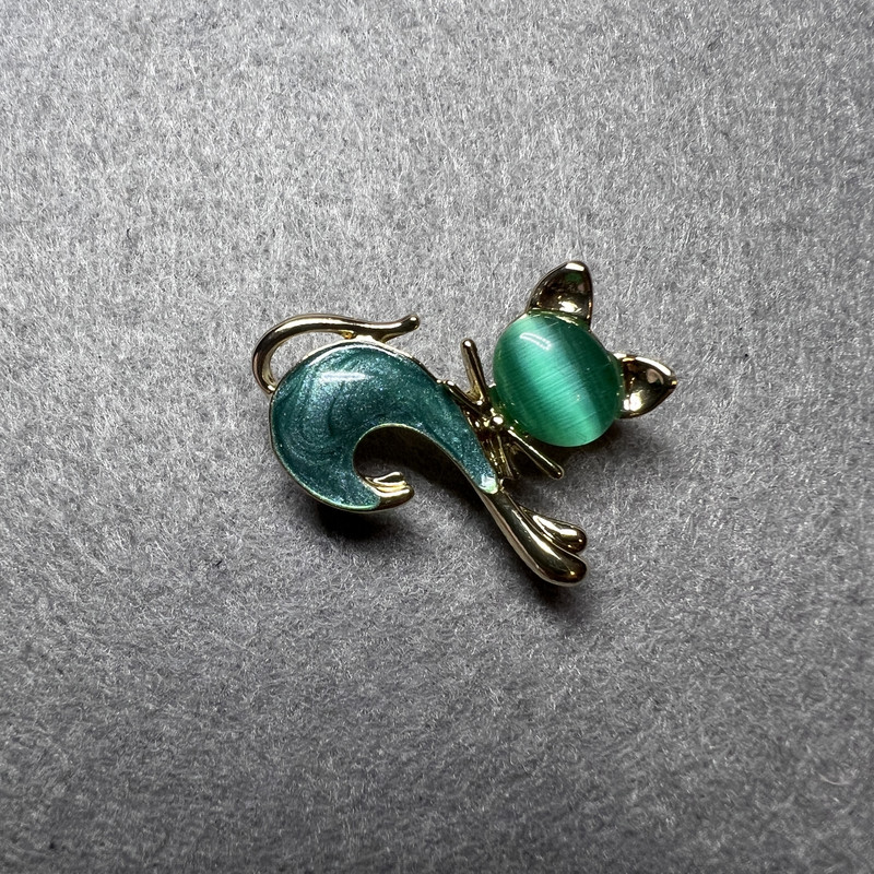 Brooch Cat with Green Cat's Eye, Green Mother-of-Pearl, Golden Metal 28x23mm