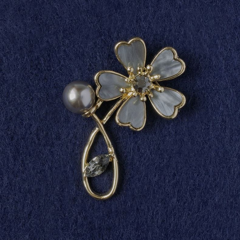 Brooch Flower Gray Pearl, Crystal, Bead, Gold-toned Metal 33x51mm