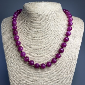 Malachite? Wait—no. It is Malinyovyi Turmalin? The gemstone is raspberry Tourmaline. Translate: Raspberry tourmaline necklace with smooth rounds, diameter 10mm ±, length 50cm +