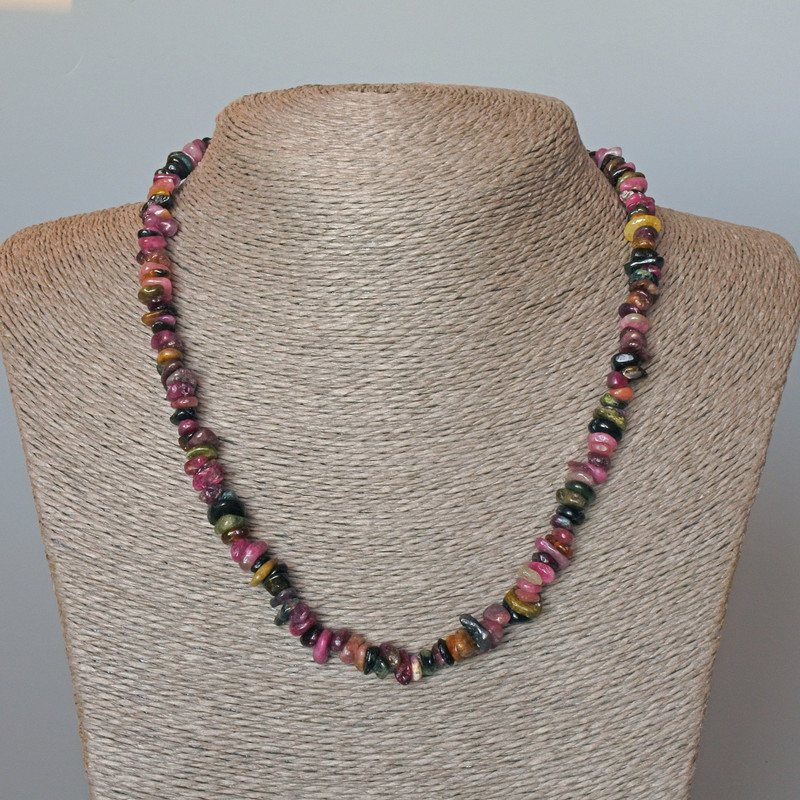 Turquoise? Wait. No. Translation must be: "Necklace of natural tourmaline碎"