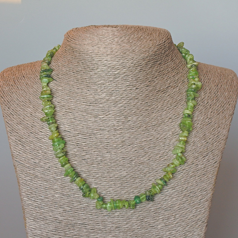 Necklace Prase: Prehnite natural stone chips, diameter 8x2mm, length 48cm