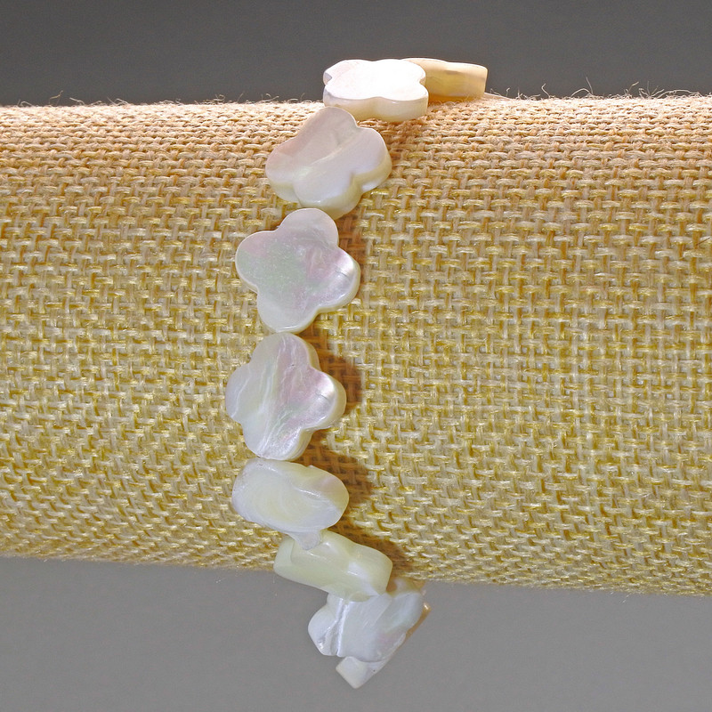 Bracelet with Mother-of-Ppearl and Shamrock, diameter 12x3mm, length 18cm (stretch)