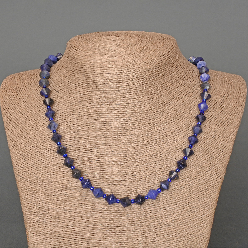 Sodalite Necklace with Garnet? Wait: ensure correct translation: 