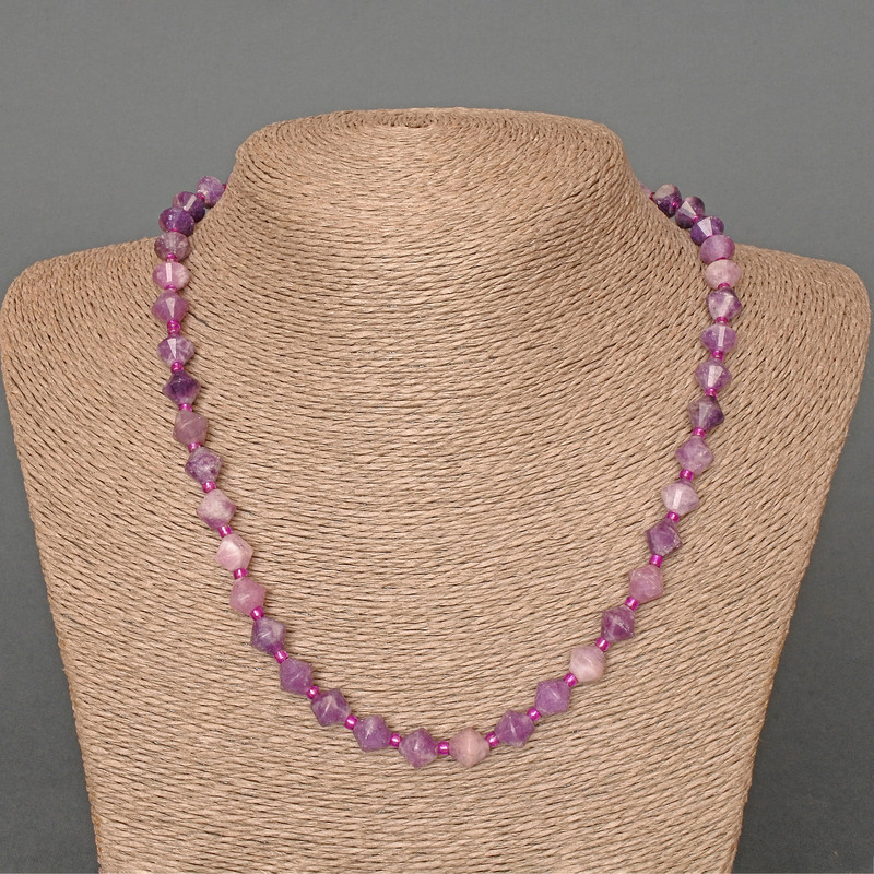 Amethyst necklace with natural gemstone, faceted diamond shape, diameter 8x8mm ±, length 49cm, with seed beads