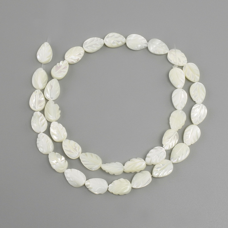 Mother-of-pearl beads leaf, diameter 12x8mm +/- , length 41cm +/- on a string