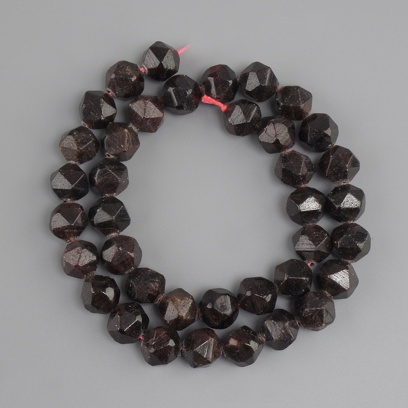 Garnet beads faceted, diameter 10 mm +/-, length 39 cm +/-