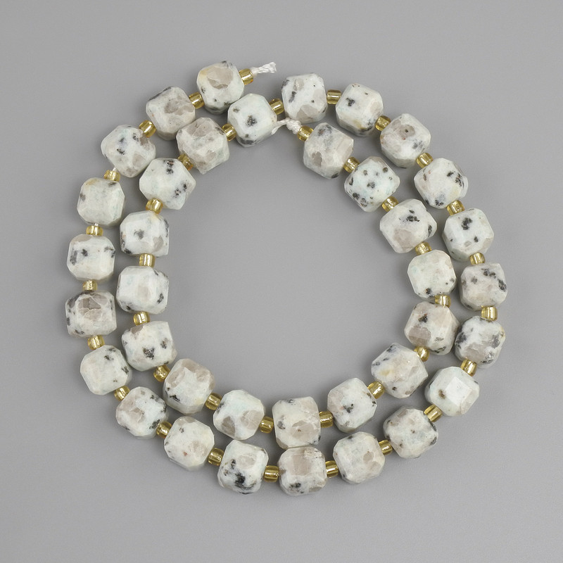 Kiwis Jasper Faceted Cube Beads, diameter 8x8 mm ±, seed beads 3 mm ±, strand length 39 cm ± on a thread