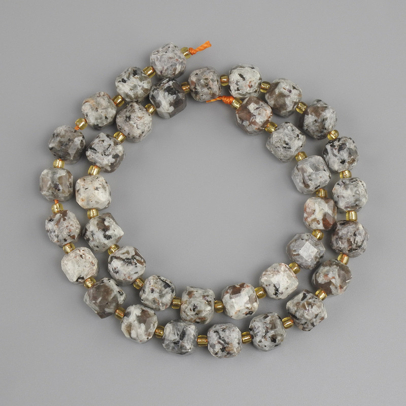 Jasper beads faceted cube, diameter 8x8mm+- seed beads 3mm+-, length 38cm+- on a string